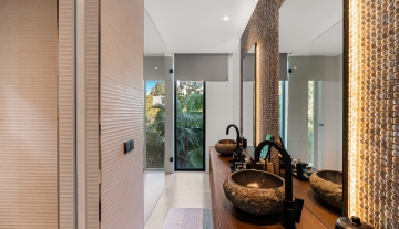 Resa Estates luxury vila Can Furnet modern Villa moderna bathroom.jpg
